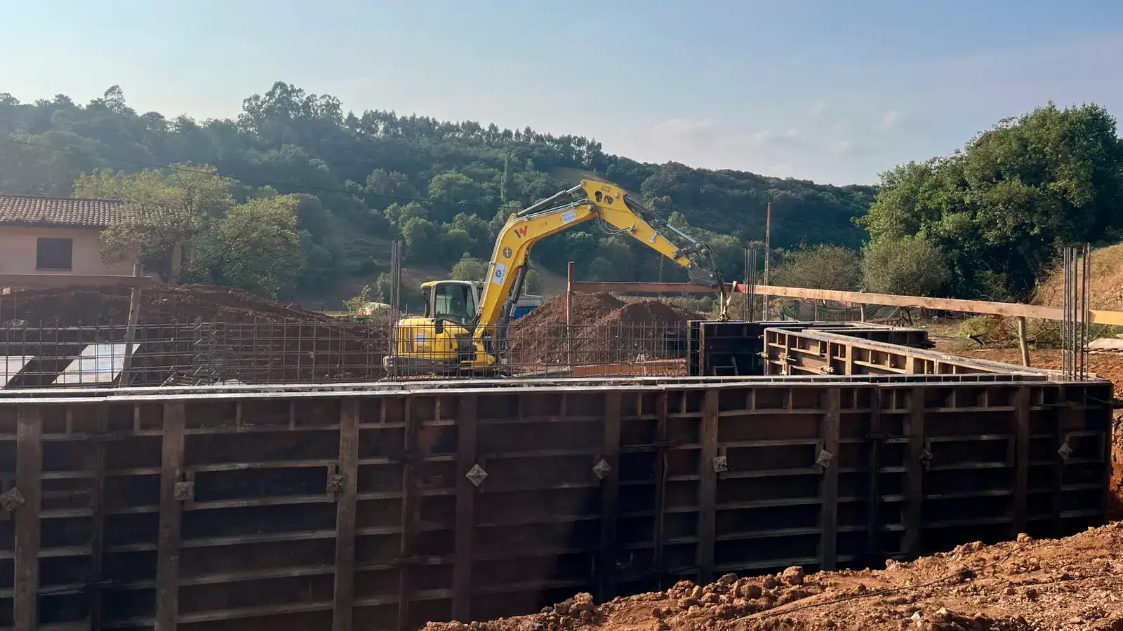 Excavadora y encofrado